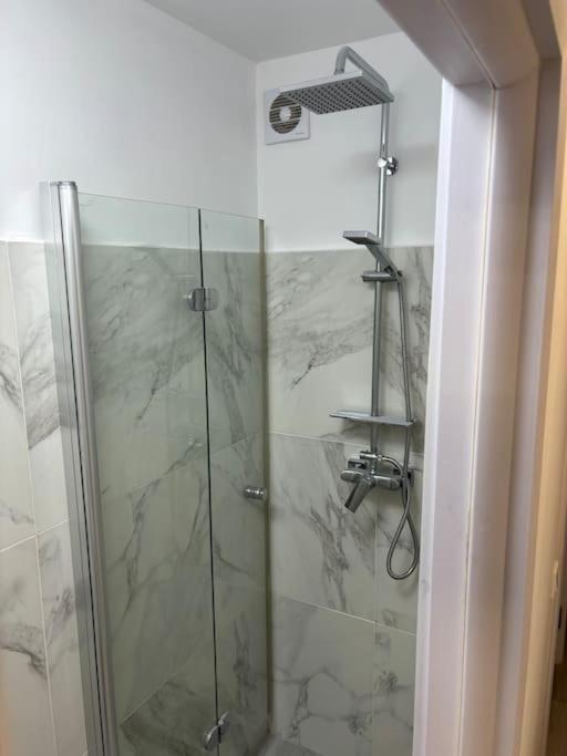3 Camere Decomandat Boekarest Buitenkant foto