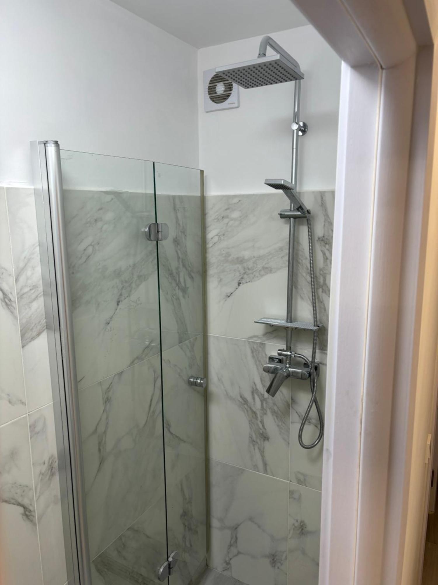 3 Camere Decomandat Boekarest Buitenkant foto
